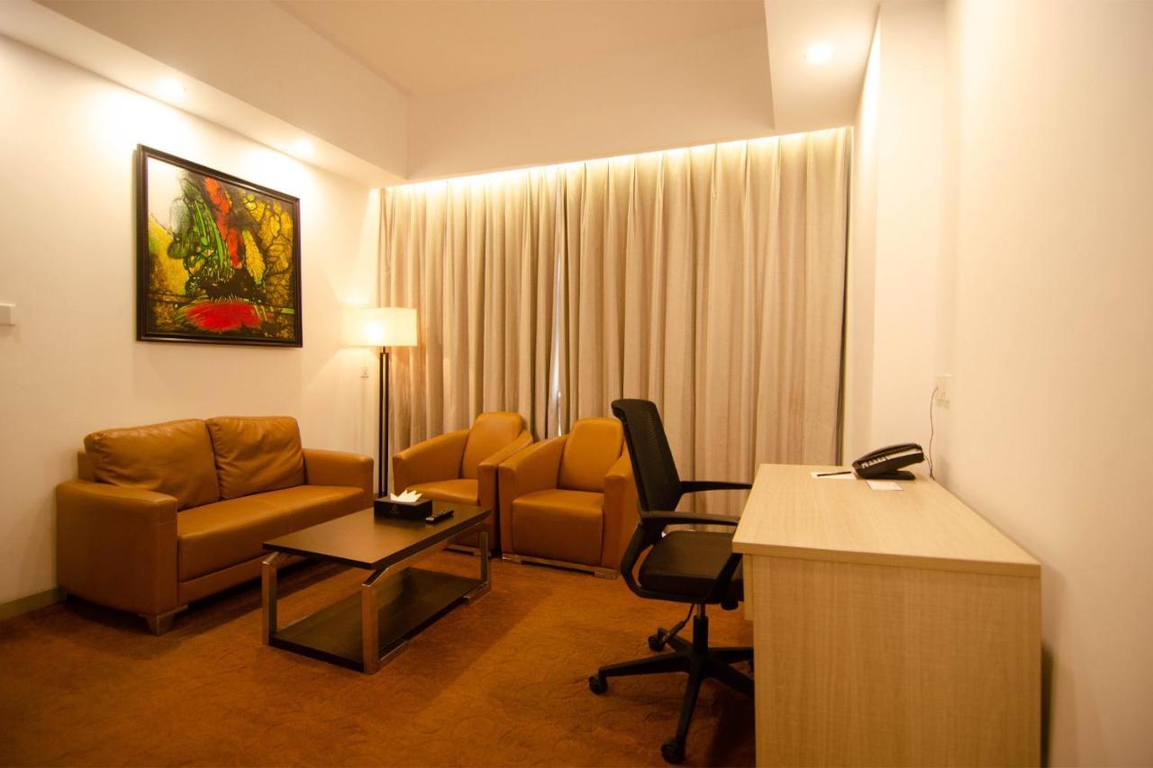 Hotel Best Western Sks Chattogram Chittagong Esterno foto